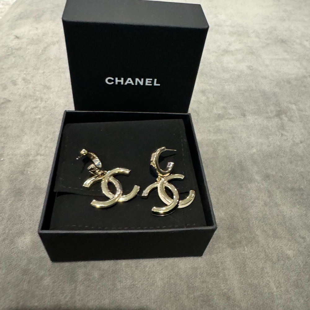 Gold and white Chanel earring - Picture 2 of 5